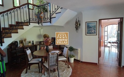 Bonito chalet mediterráneo con casa de invitados y impresionantes vistas panorámicas.